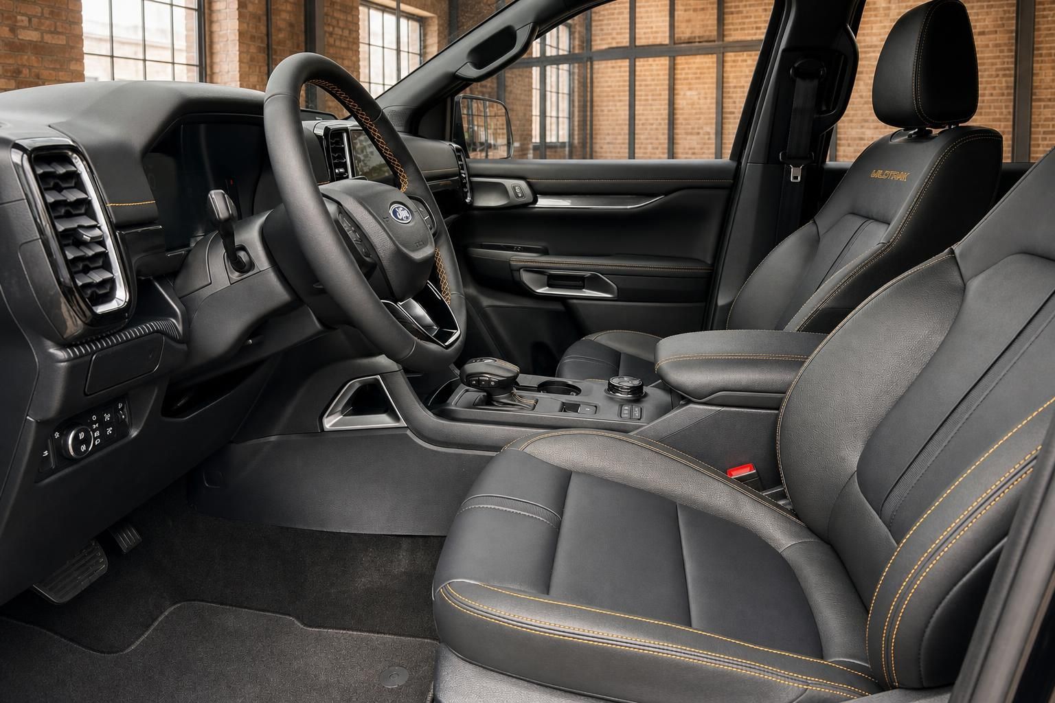 Ford Ranger Wildtrak Innenraum Fahrerseite mit schwarzen Ledersitzen und orangefarbener Kontrastnaht