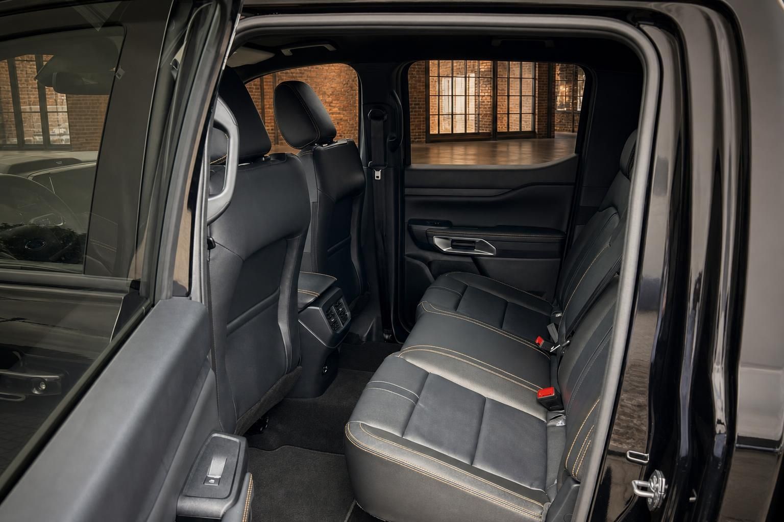 Ford Ranger Wildtrak Rücksitzbank mit schwarzem Leder und goldener Kontrastnaht