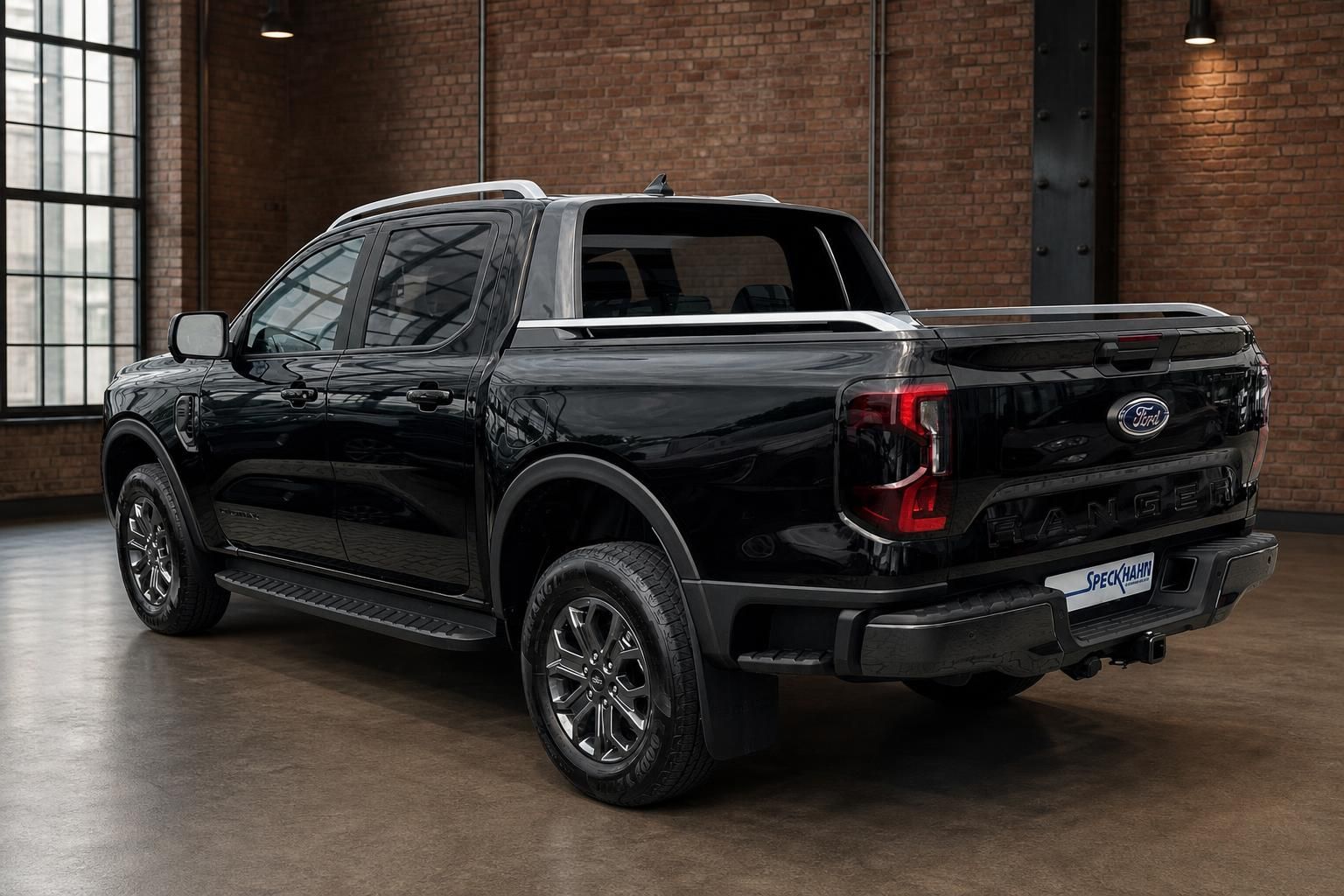 Ford Ranger Wildtrak schwarz Schrägansicht hinten – Pick-up mit Laderaumabdeckung und Anhängerkupplung