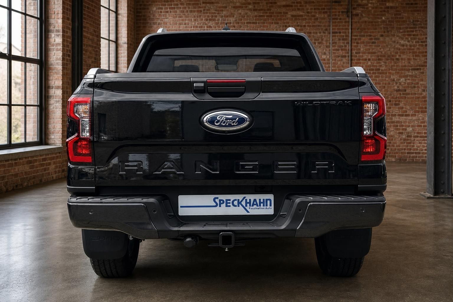 Ford Ranger Wildtrak schwarz direkte Heckansicht – Pick-up mit Ranger-Schriftzug und Anhängerkupplung