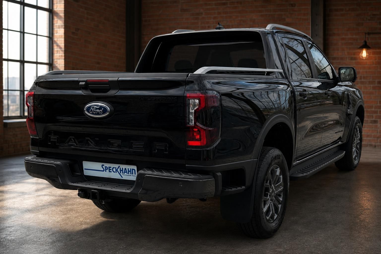 Ford Ranger Wildtrak schwarz Heckansicht schräg – Pick-up mit LED-Rückleuchten und Anhängerkupplung