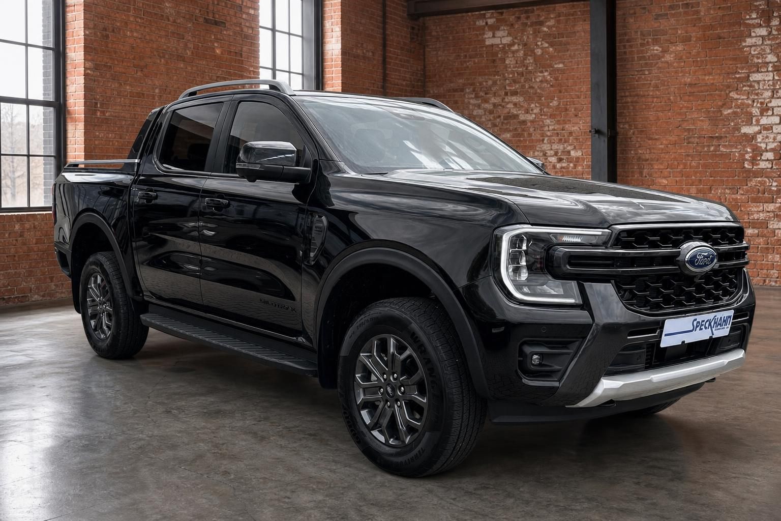 Ford Ranger Wildtrak schwarz Frontansicht schräg – Pick-up mit Hardcover-Ladeflächenabdeckung