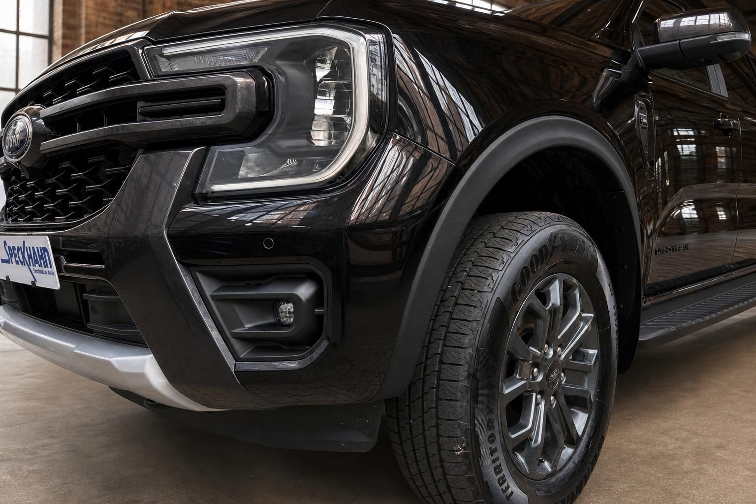Ford Ranger Wildtrak schwarz – Detailansicht Front mit LED-Scheinwerfer und Goodyear-Bereifung