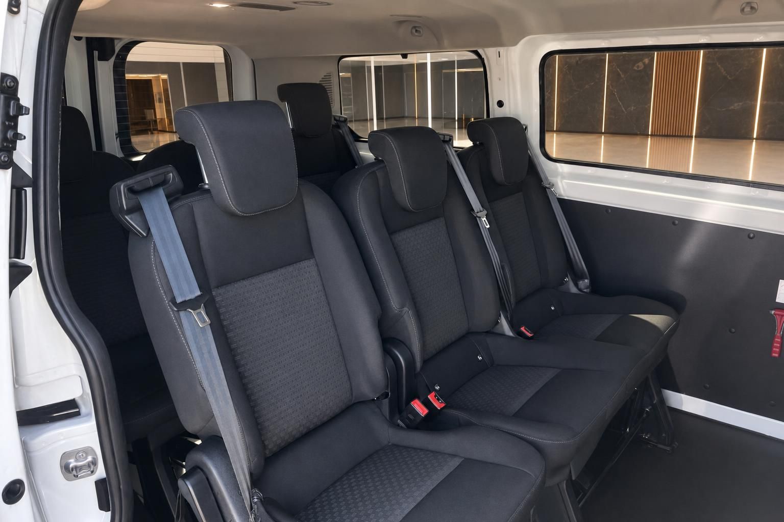Ford Transit Fondbereich mit Sitzreihen und Fensterfronten - Passagierraum