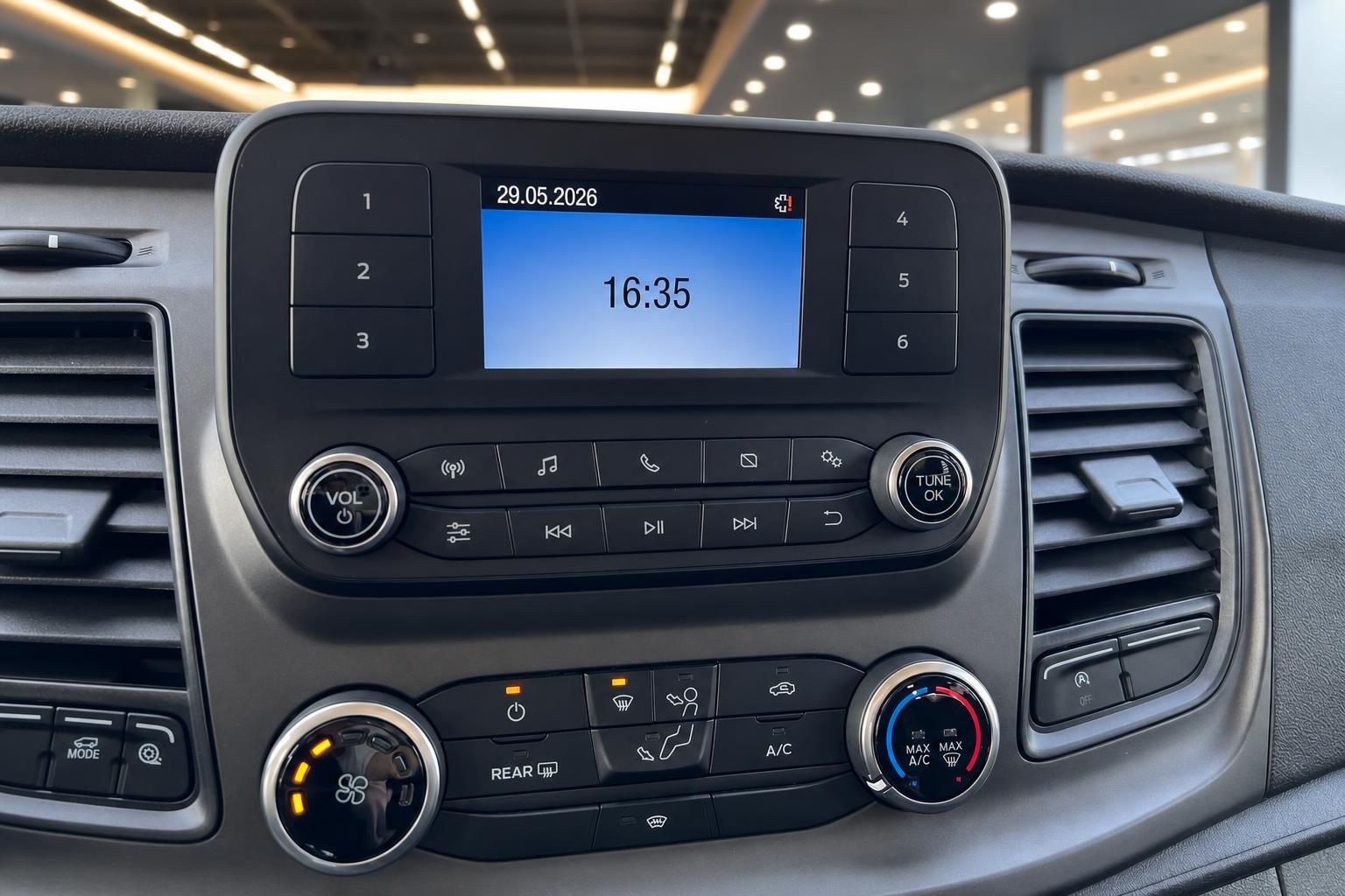 Ford Transit Infotainment System mit Display und Klimaanlage Bedienfeld