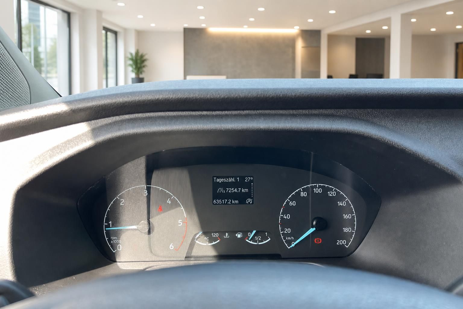 Fahrzeug Armaturenbrett mit Tachometer und Kilometerzähler 72547 km in Autohaus