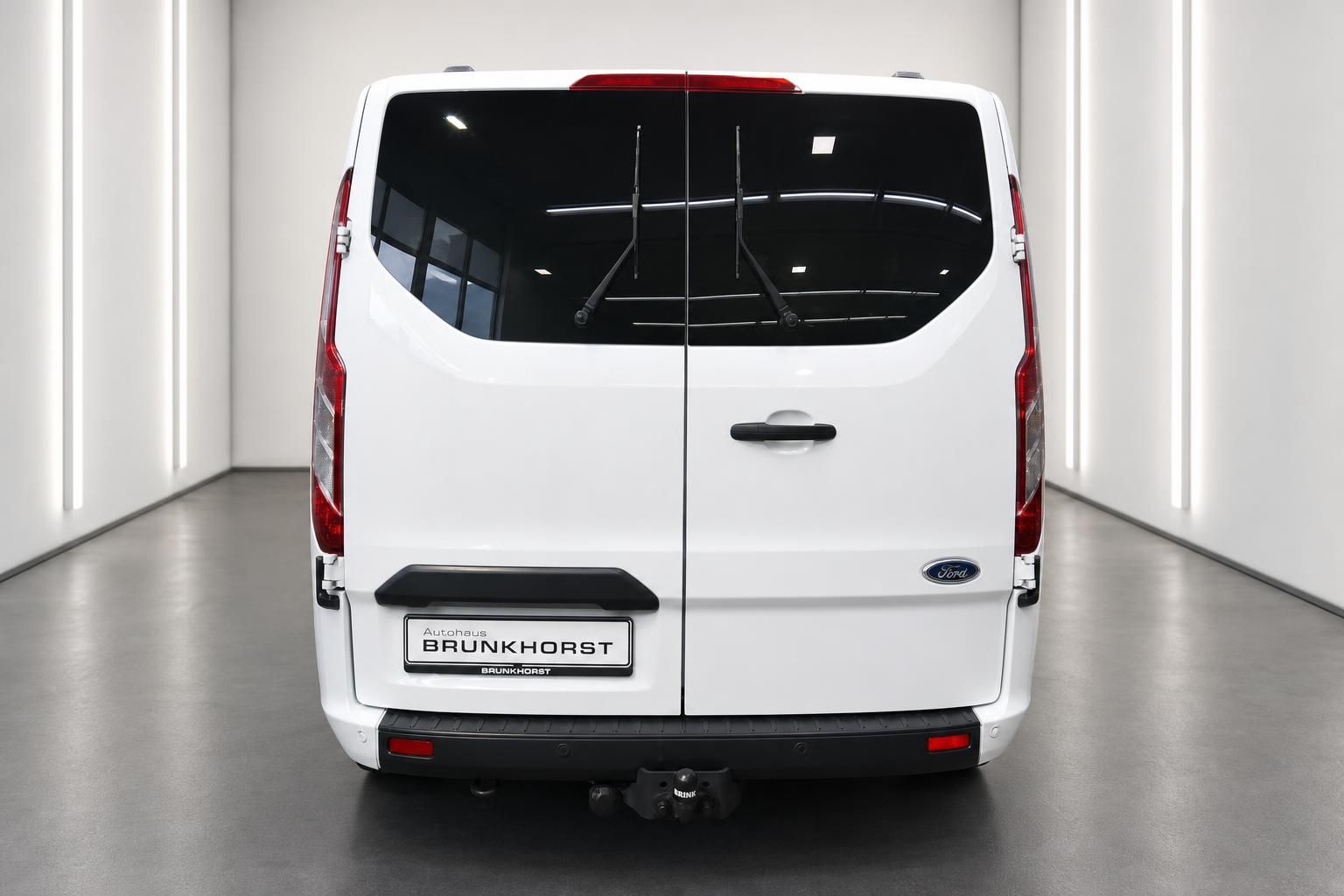 Ford Transit Custom weiß - Heckansicht mit Anhängerkupplung und großen Hecktüren