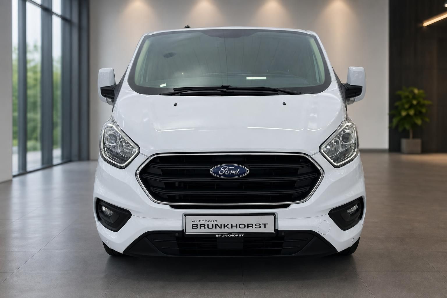 Ford Transit Custom in weiß - Frontansicht im modernen Autohaus Showroom