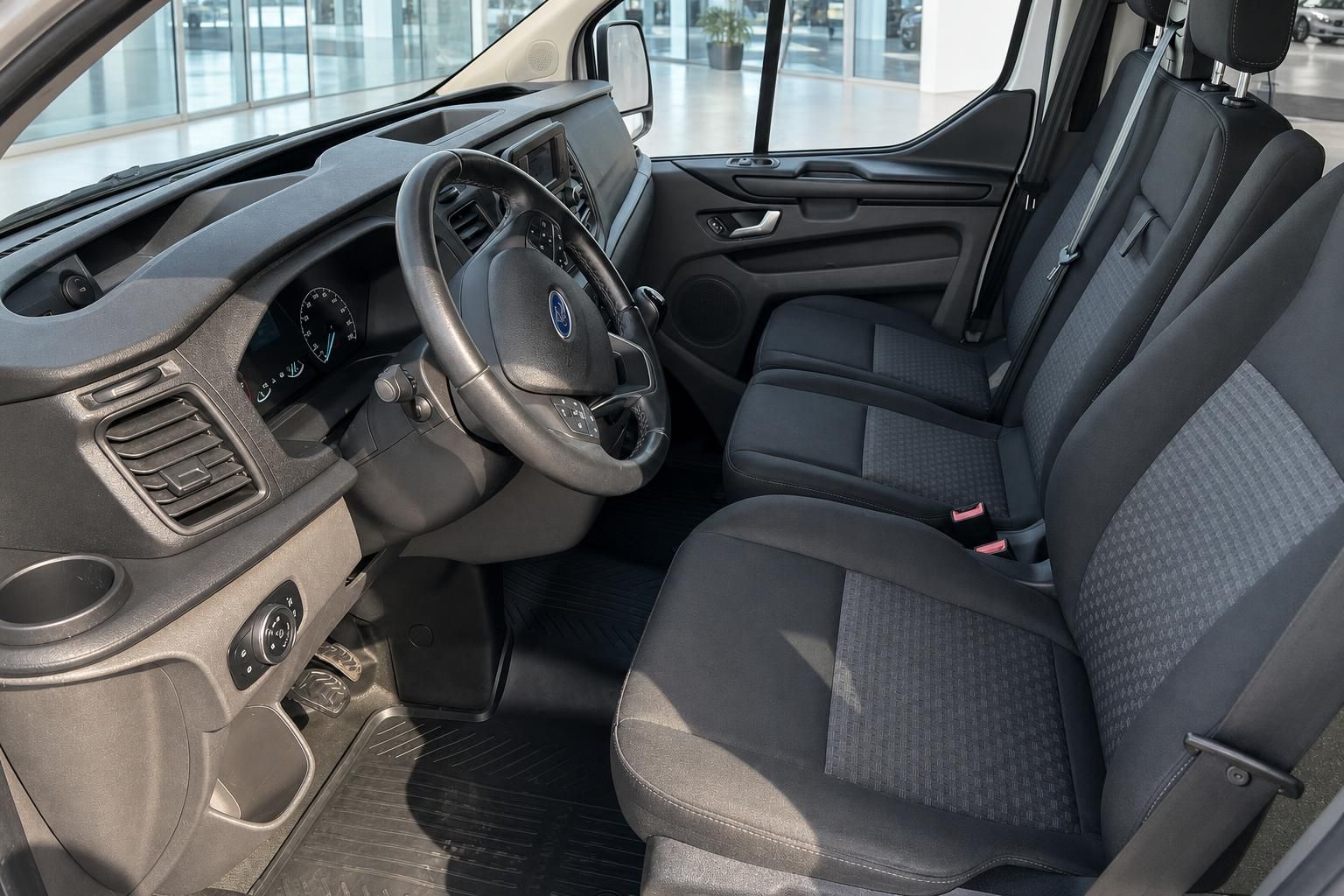 Ford Transit Custom Innenraum - Fahrersitz und Beifahrersitz mit grauer Polsterung