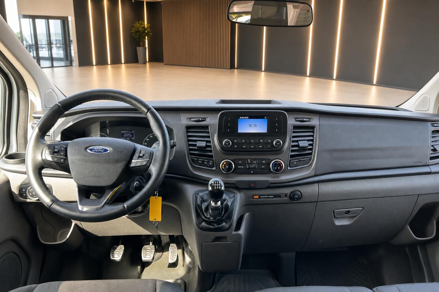 Ford Transit Custom Armaturenbrett mit Infotainment-System und Schaltgetriebe