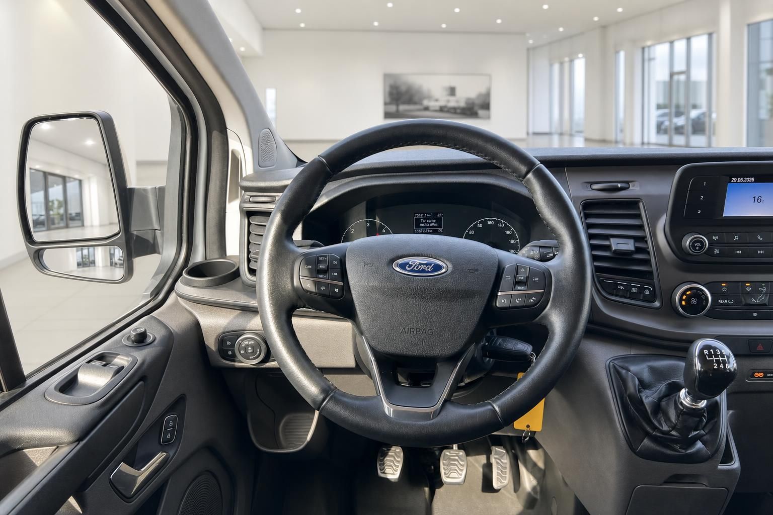 Ford Transit Innenraum mit Lenkrad, Armaturenbrett und Schaltknauf - Fahrerbereich