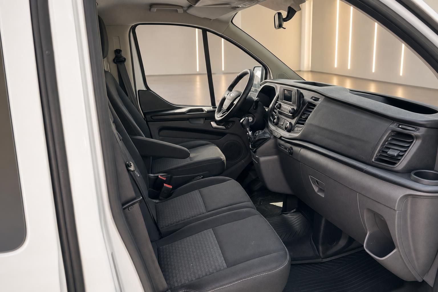 Ford Transit Fahrerkabine Innenansicht mit Sitzen und Armaturenbrett