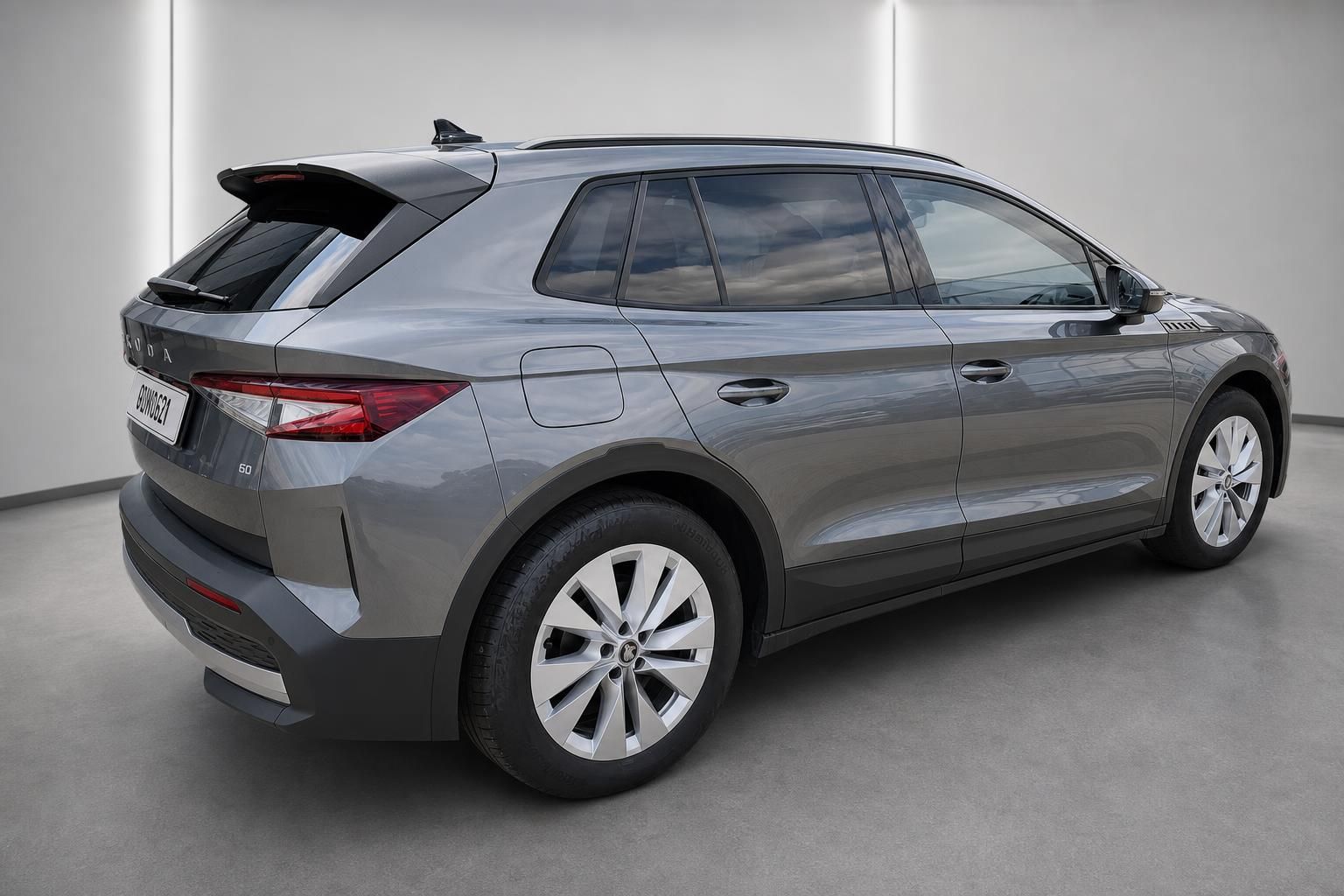 Skoda Elroq SUV in Grau, Heckansicht schraeg im Studio