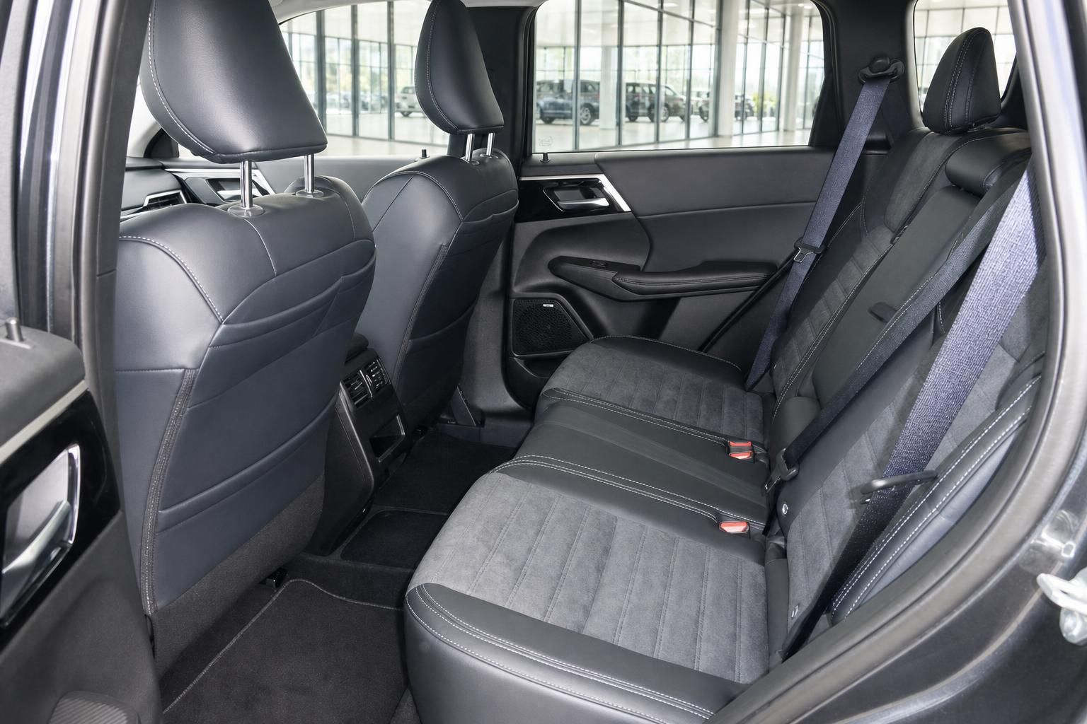 Mitsubishi Outlander PHEV Innenraum Rücksitzbank Leder Alcantara schwarz grau