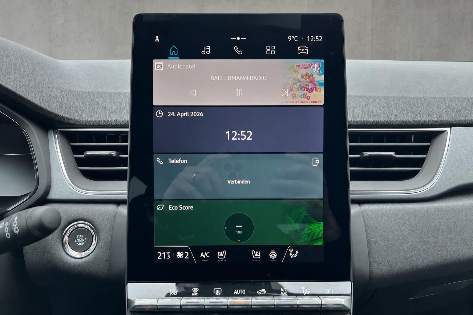 Touchscreen Infotainment-System mit Radio und Klimaautomatik im Renault Cockpit