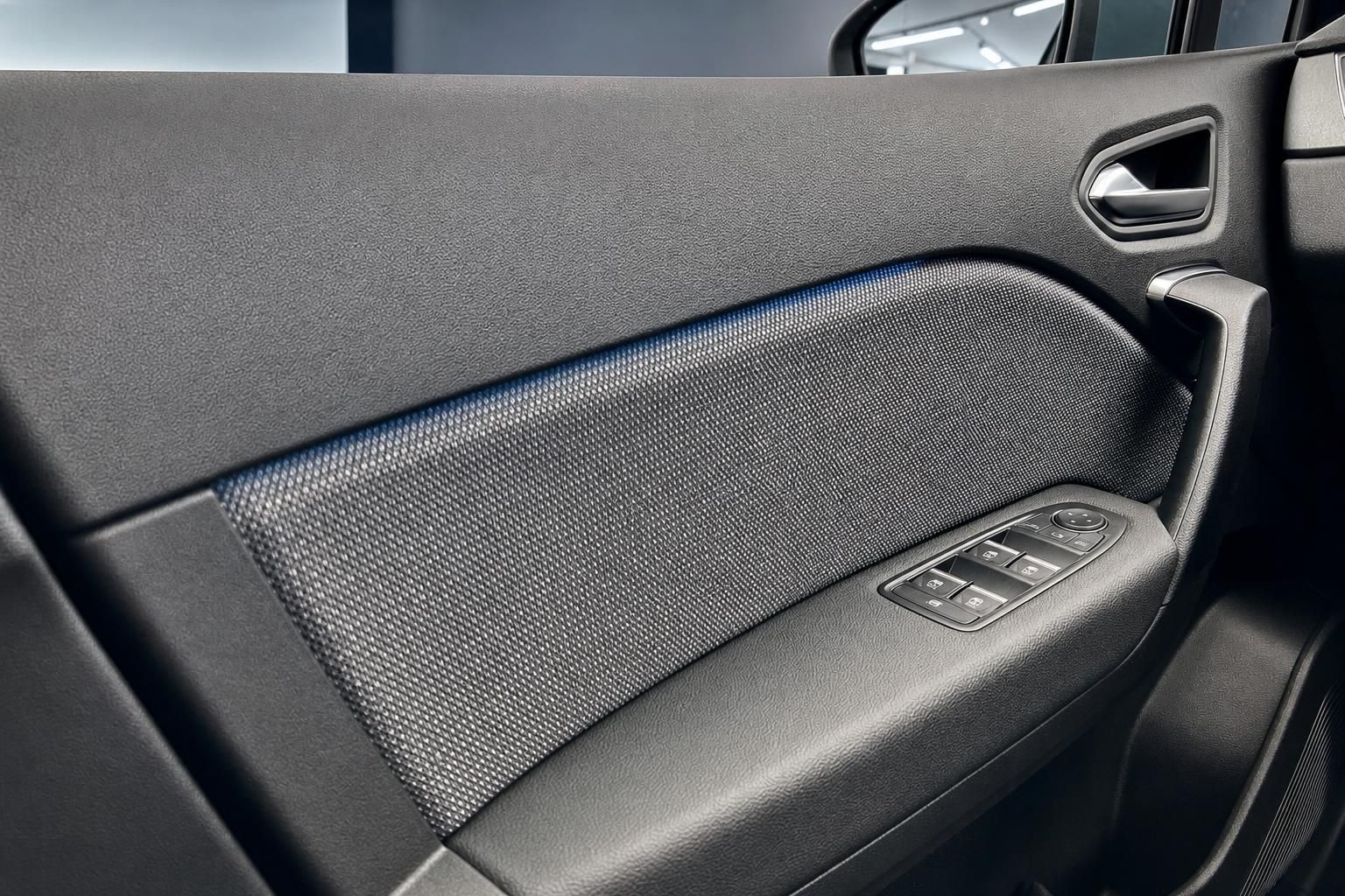 Fahrzeug Innenraum Türverkleidung mit Fensterheberschaltern und Carbon-Optik Einsätzen