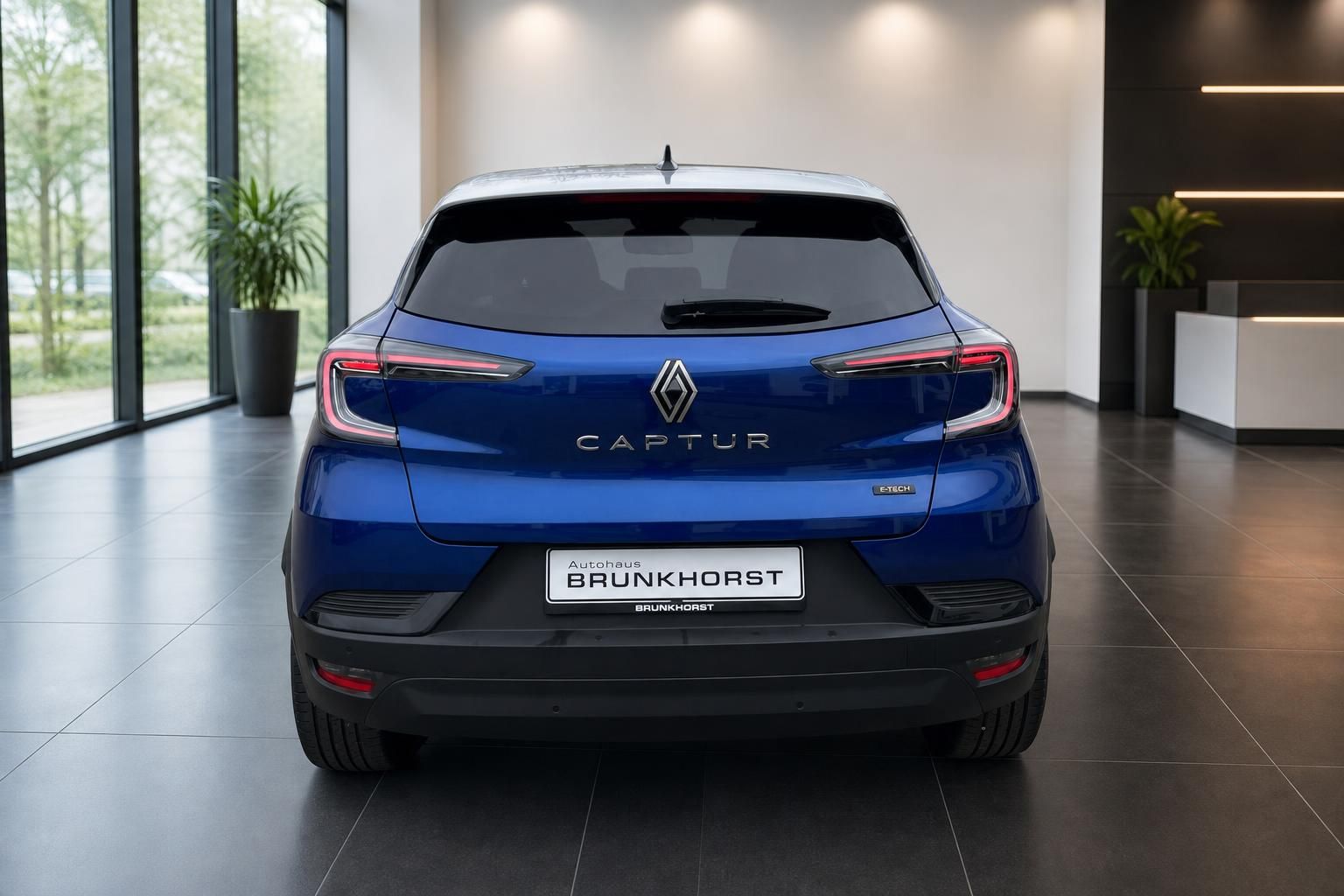 Renault Captur Heckansicht in Blau mit LED-Rückleuchten und Captur Schriftzug