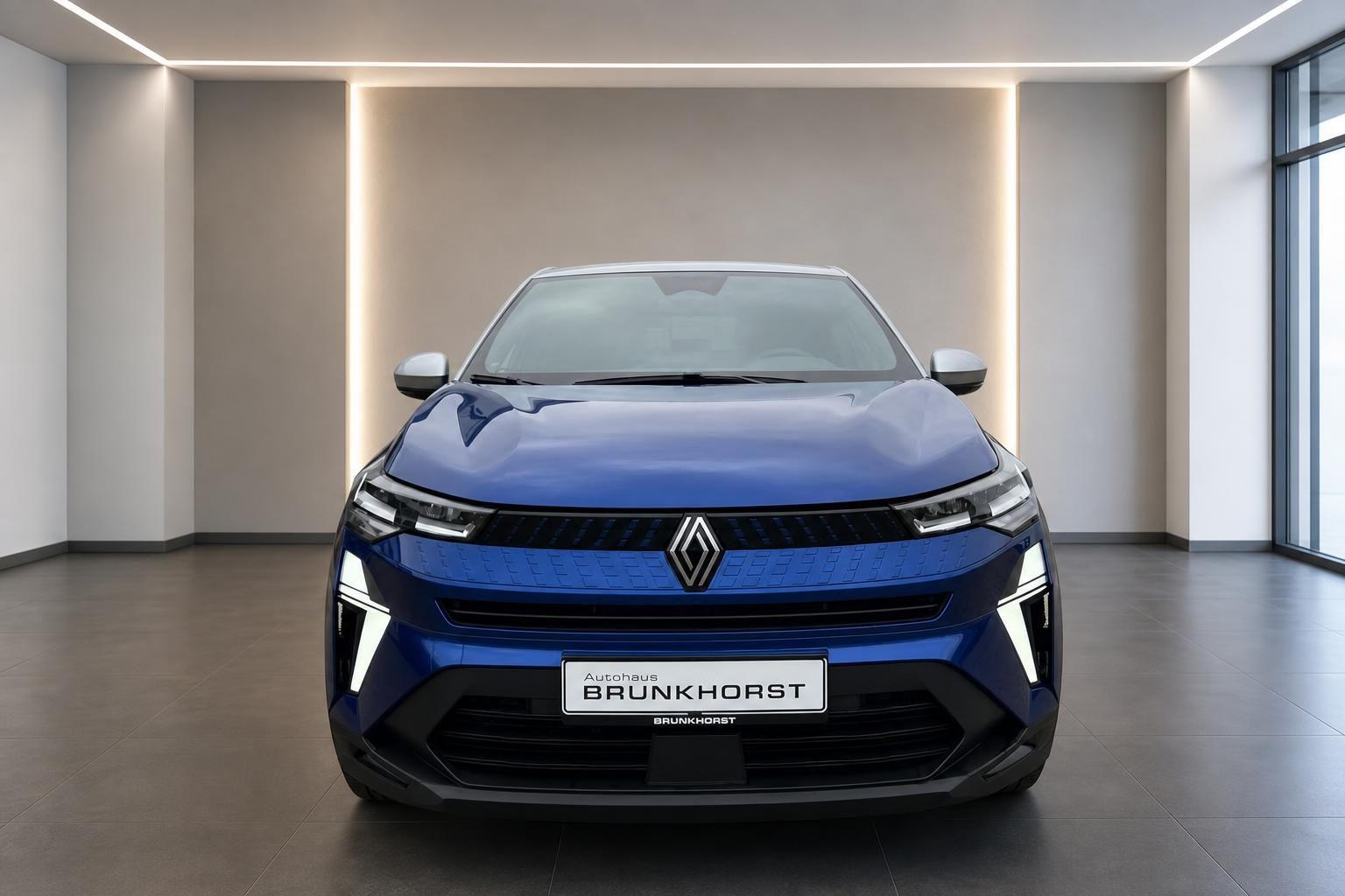 Renault Captur in Blau - Frontansicht mit Renault Logo und modernem Design im Autohaus