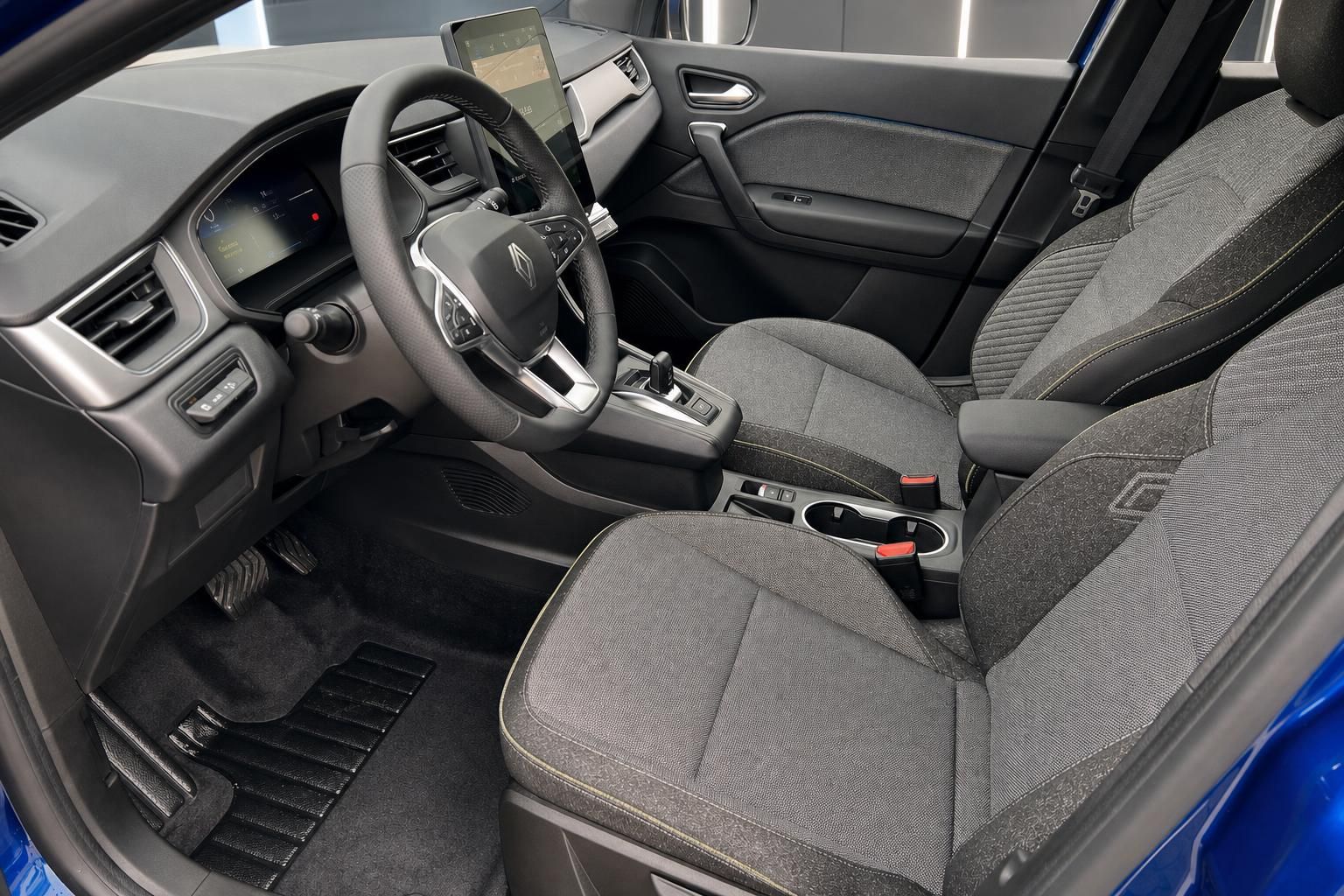 Renault Captur Innenraum mit grauem Stoff-Interieur, Lenkrad und Mittelkonsole