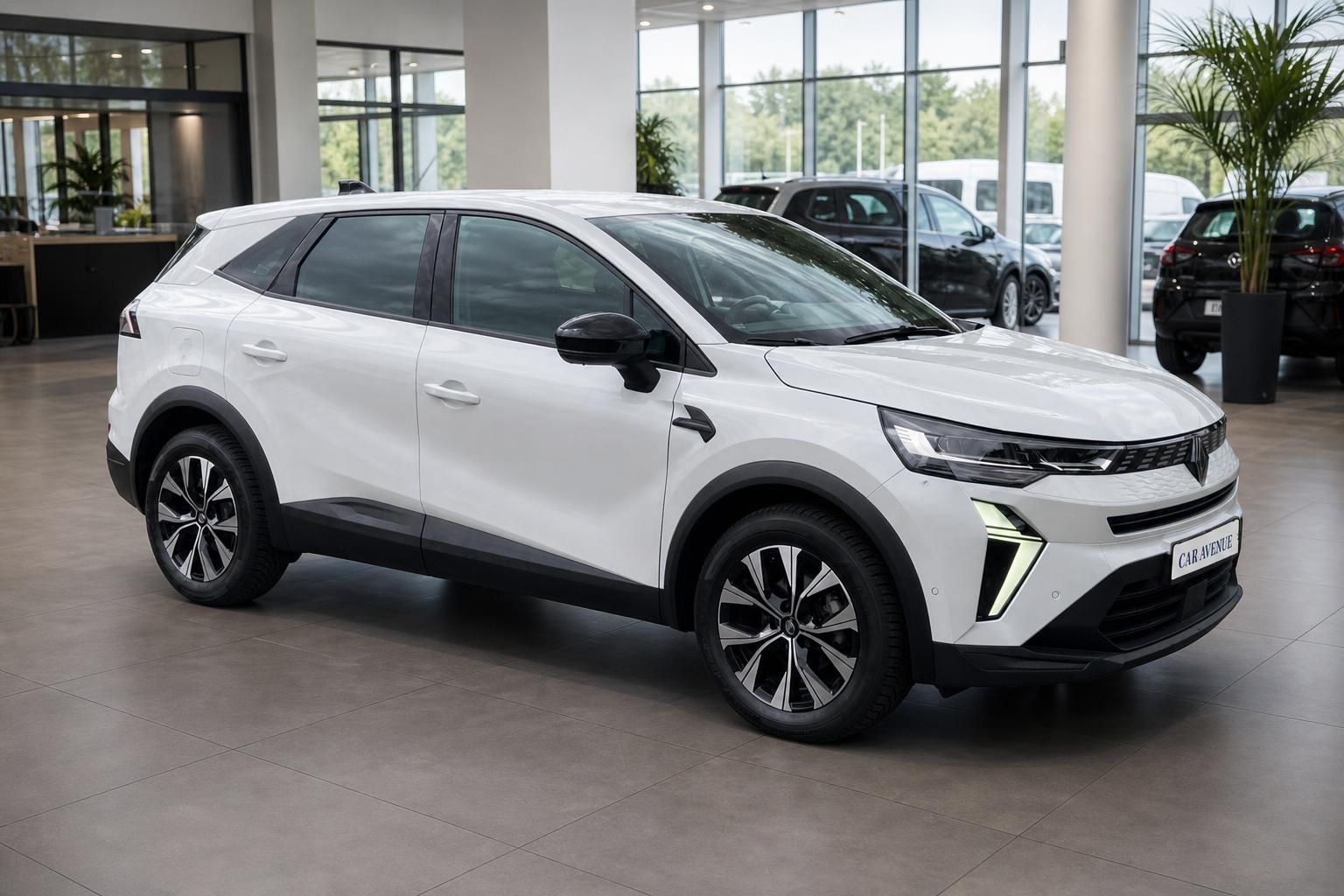 Renault Symbioz weiss Aussenansicht schraeg vorne links im Autohaus Showroom