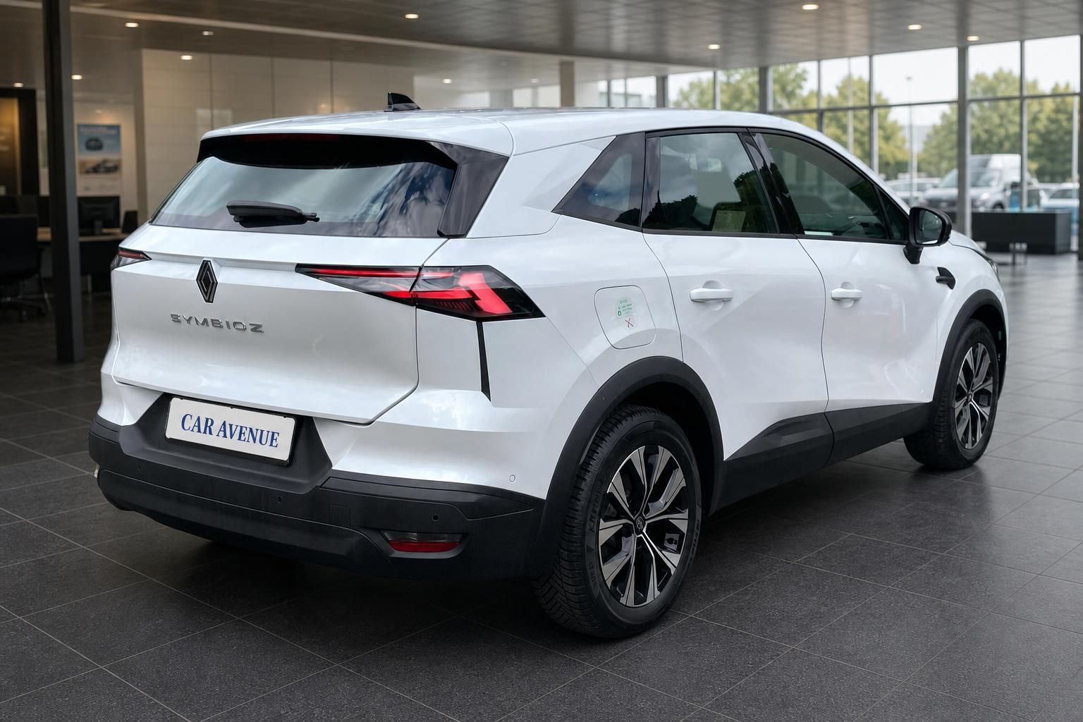 Renault Symbioz weiss Heckansicht im Autohaus – SUV mit LED-Rueckleuchten