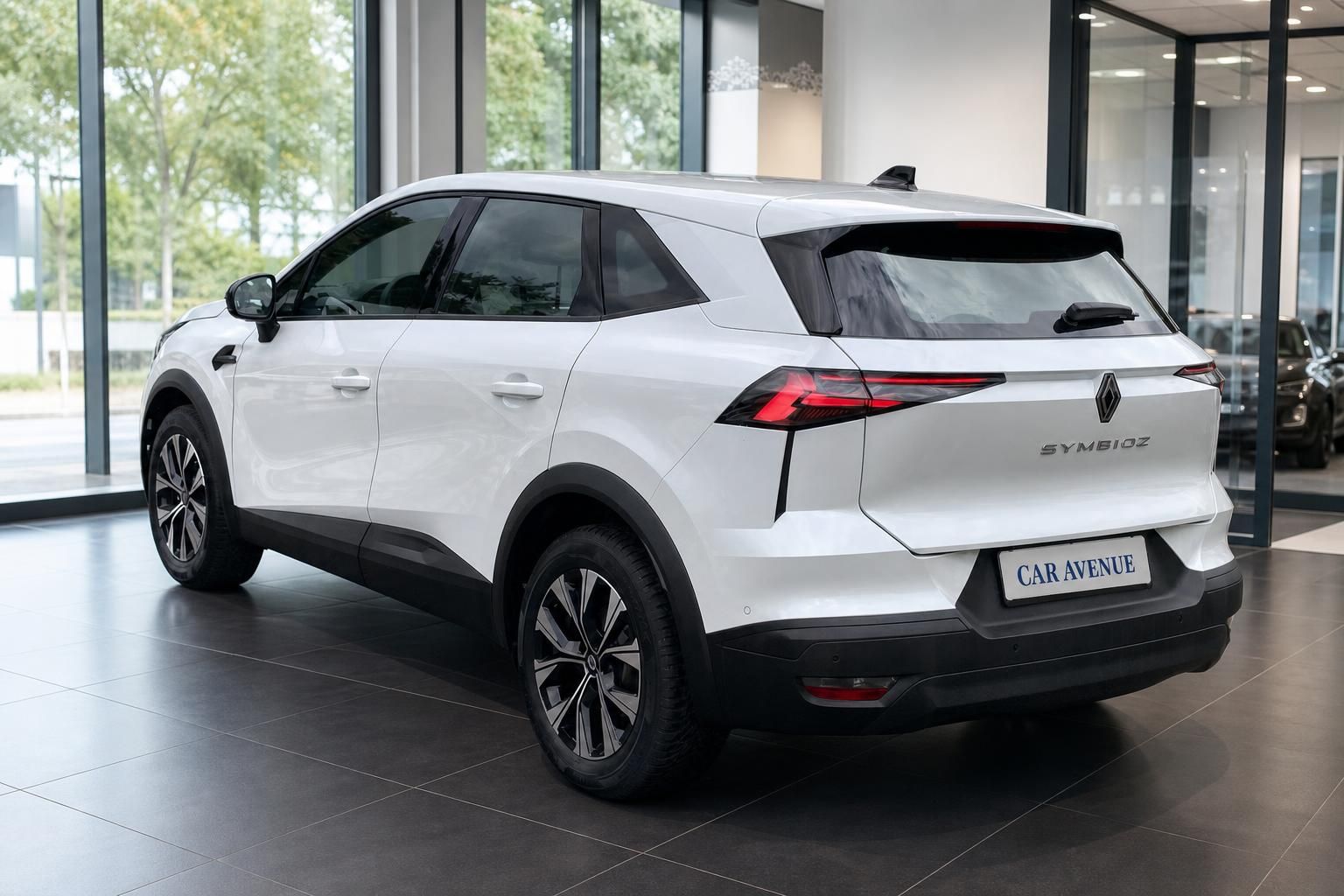 Renault Symbioz weißer SUV Heckansicht im Autohaus Schrägheck Rückleuchten