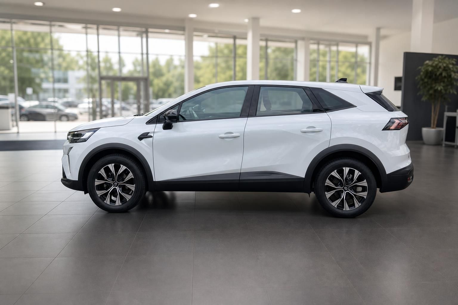 Renault Symbioz weißer SUV Seitenansicht im Autohaus mit Leichtmetallfelgen