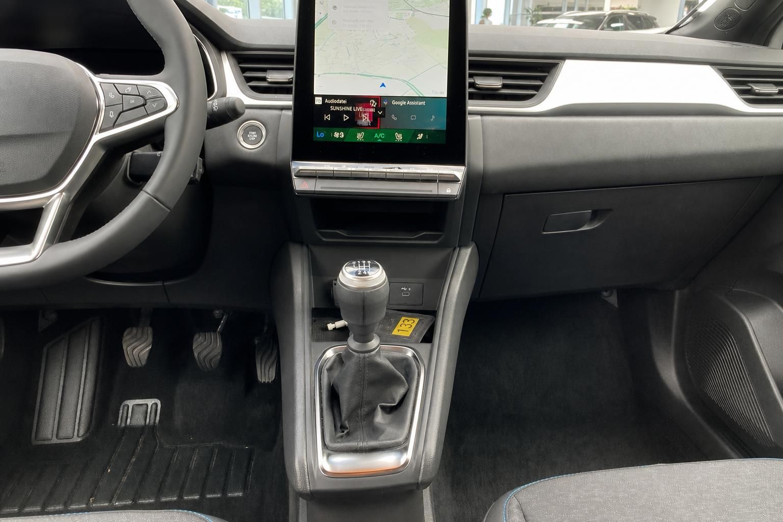 Fahrzeug Innenraum mit Schaltgetriebe, Touchscreen-Navi und Mittelkonsole