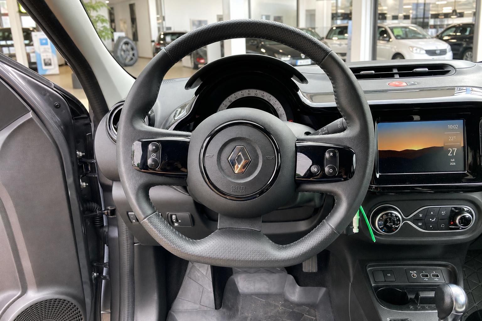 Renault Lenkrad mit Multifunktionstasten und Cockpit Ansicht im Innenraum