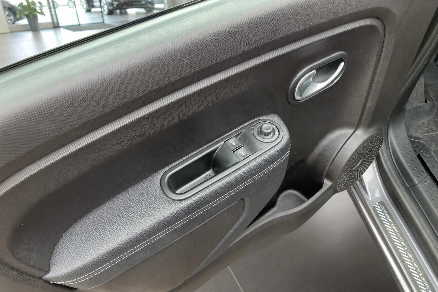 Türverkleidung mit Fensterheberschaltern und Innengriff im Renault Innenraum