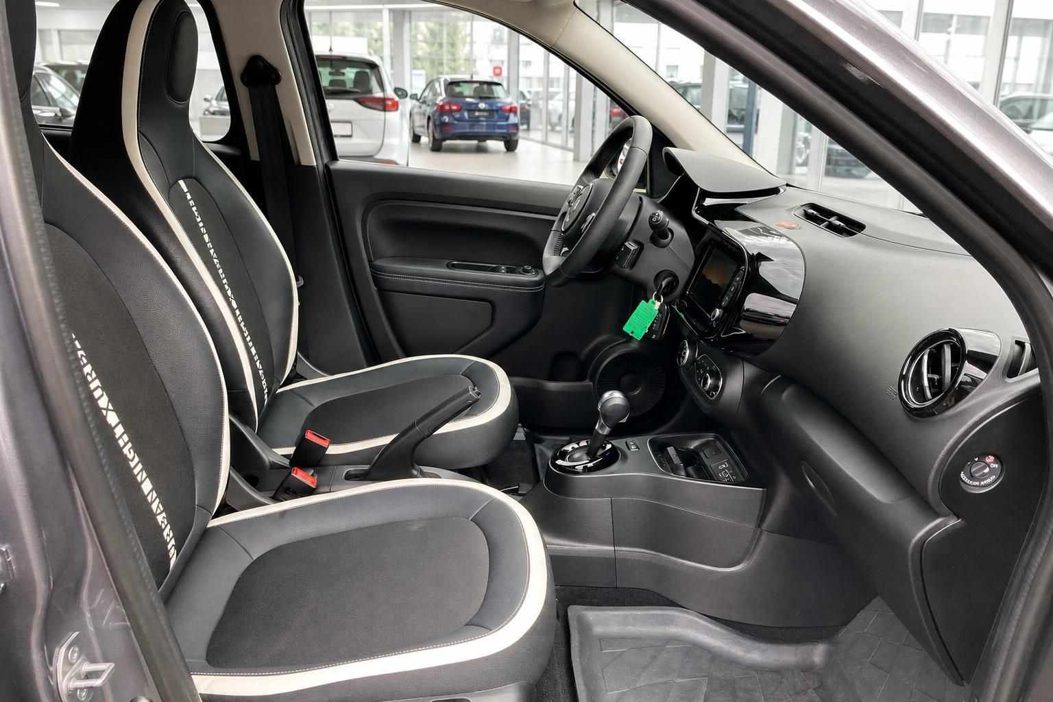 Renault Innenraum mit Sportsitzen, Automatikschaltung und Cockpit Ansicht