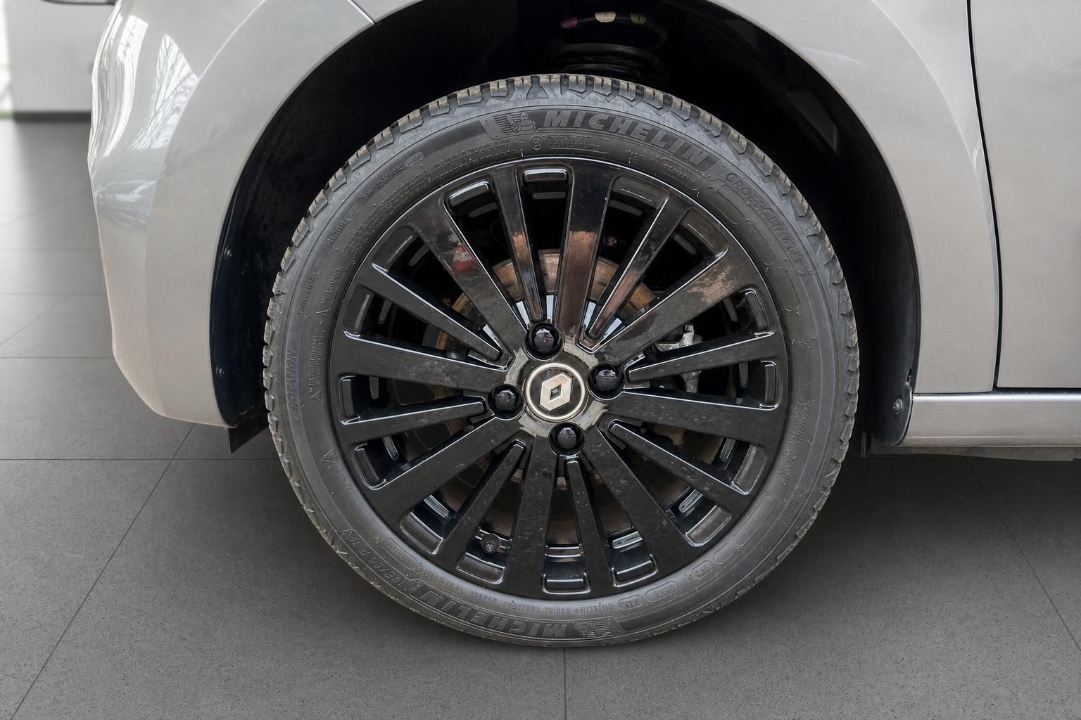 Renault Leichtmetallfelge mit Michelin Reifen im Detail vorne