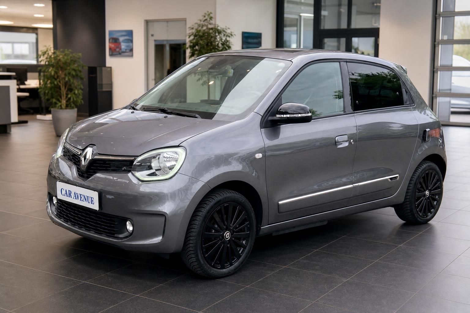 Renault Twingo grau in Frontansicht beim Autohaendler im Showroom