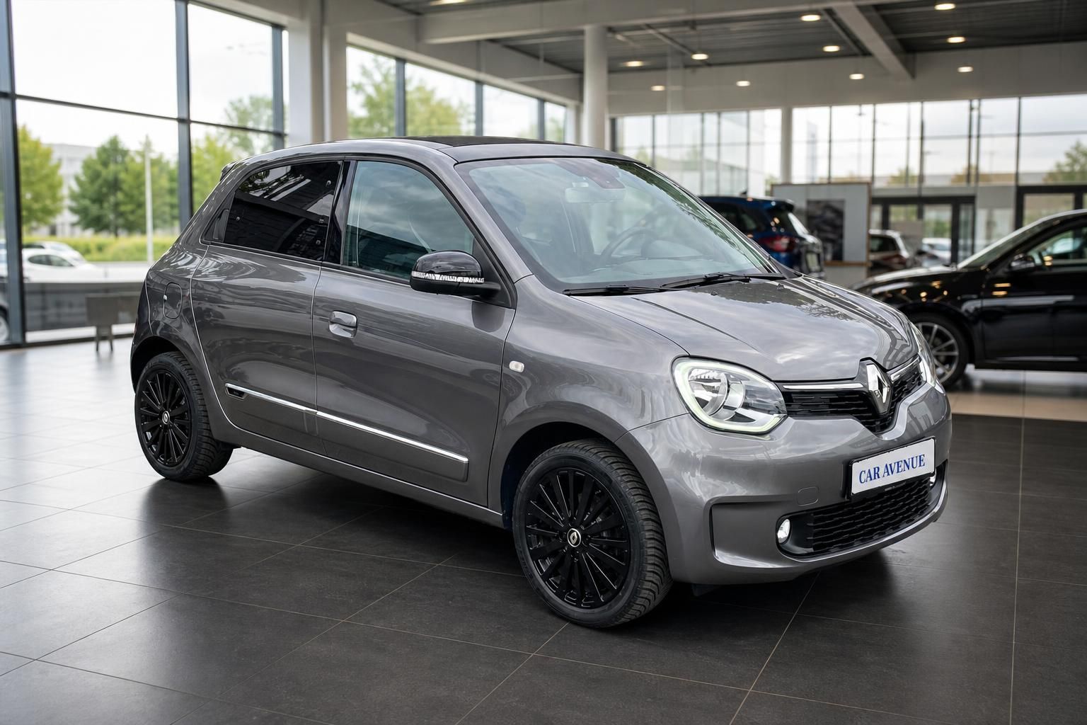 Renault Twingo grau Seitenansicht vorne im Autohaus Showroom