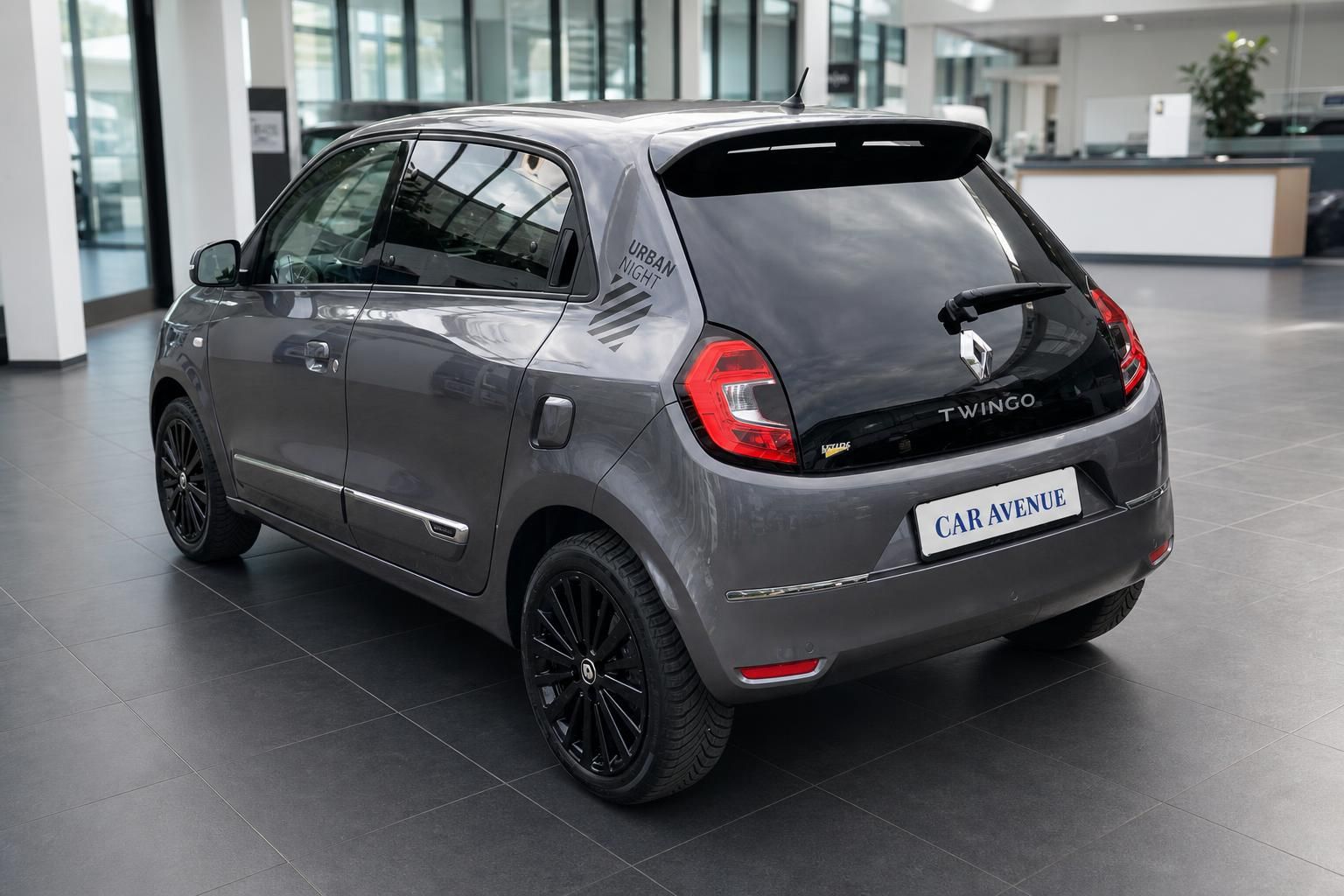 Renault Twingo grau Heck schraeg im Showroom des Autohaendlers