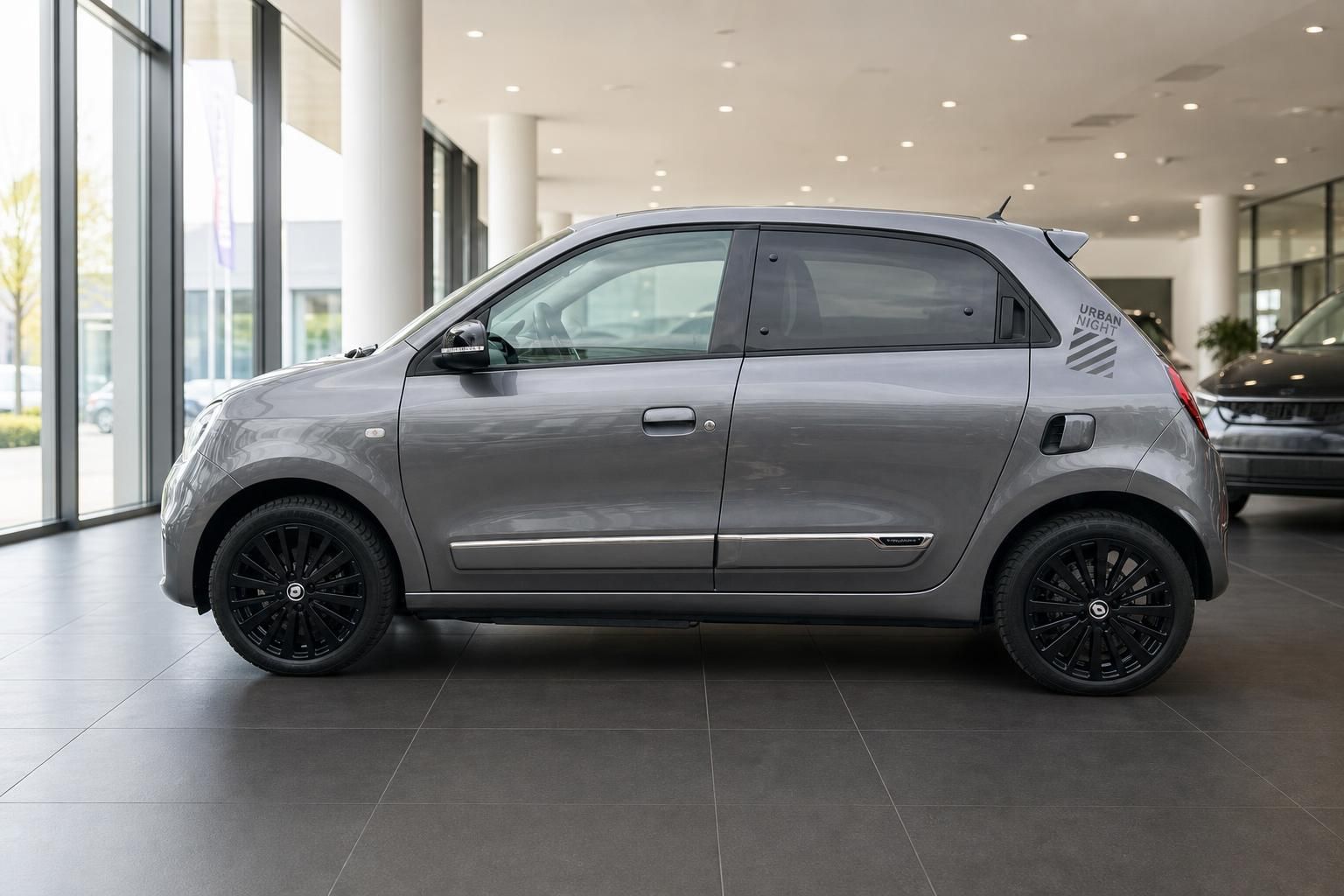 Renault Twingo Urban Night grau Seitenansicht im Autohaus