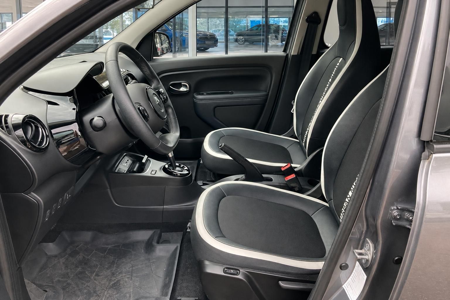 Vordersitze und Cockpit mit Lenkrad im Fahrzeuginnenraum