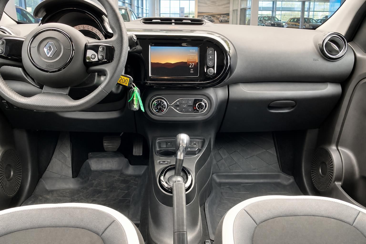 Cockpit mit Touchscreen und Mittelkonsole eines Renault Fahrzeugs