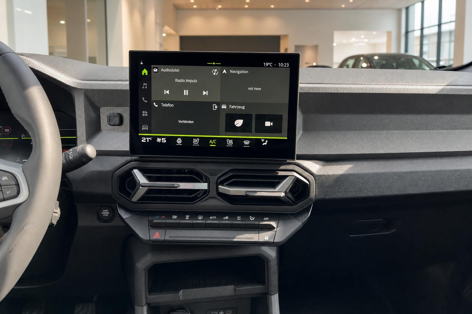 Mittelkonsole mit Touchscreen Infotainmentsystem und Klimabedienung im Auto
