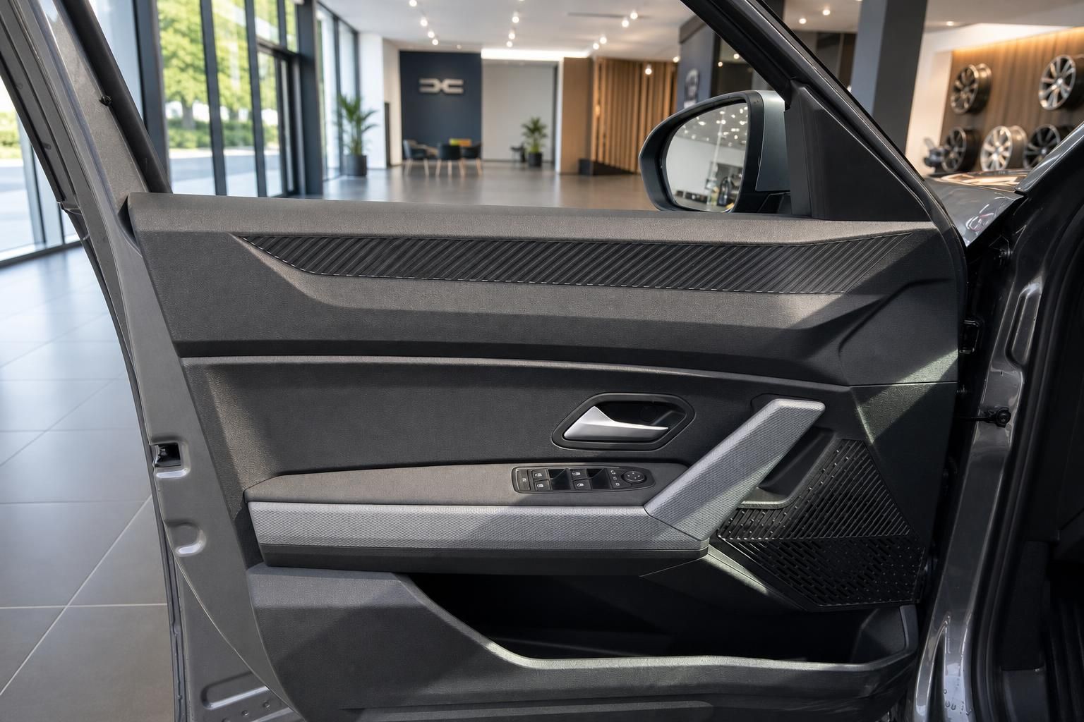 Fahrertür von innen mit Türverkleidung und Bedienelementen im Autohaus