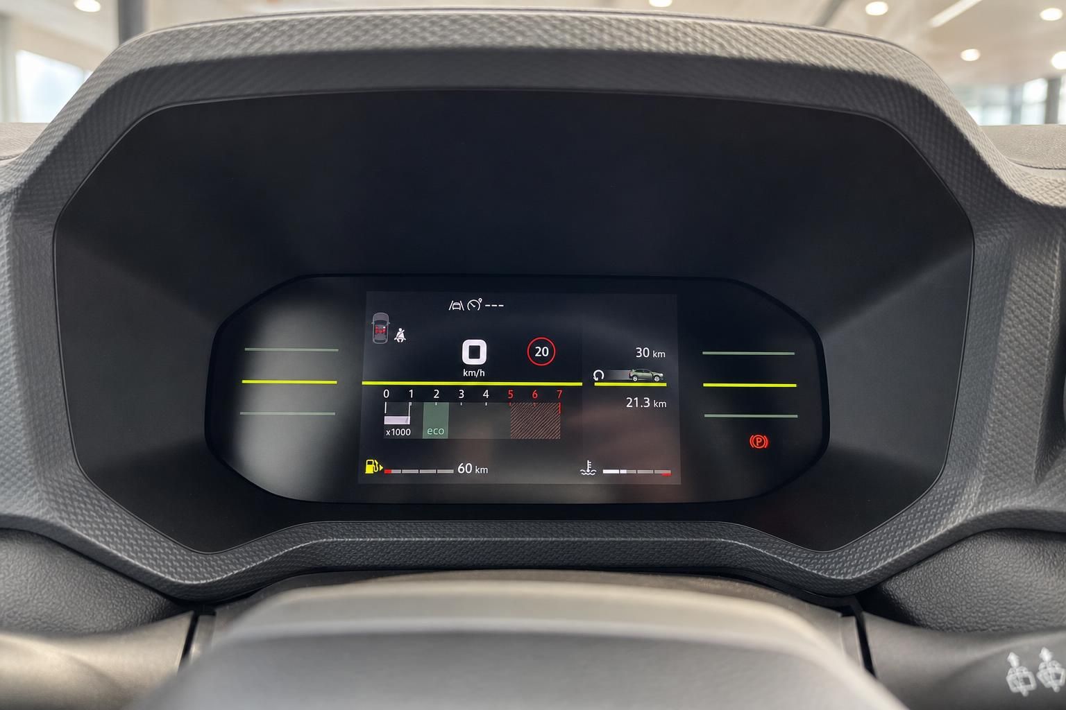 Digitales Kombiinstrument mit Tempomat-Anzeige im Fahrzeug