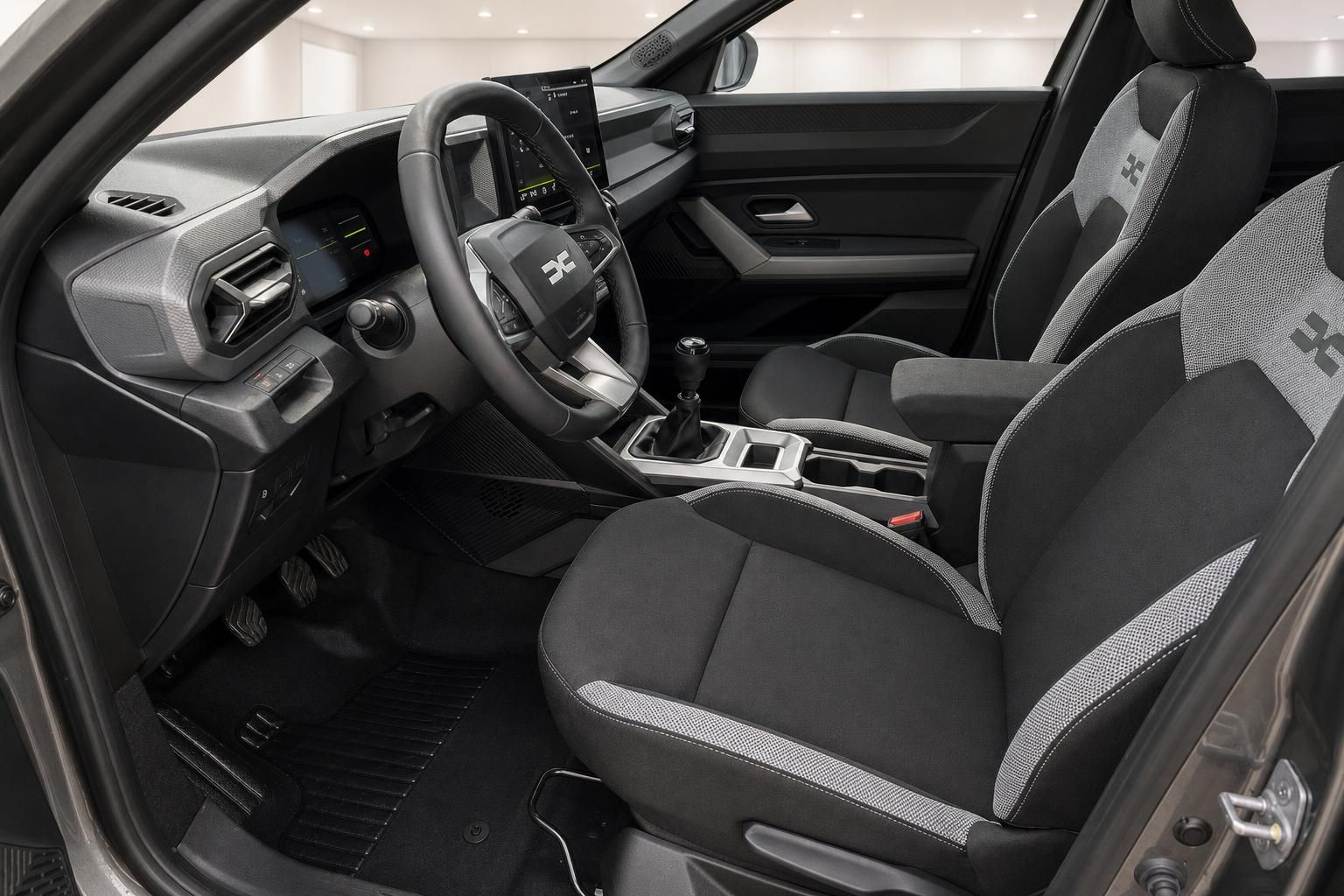 Dacia Duster Innenraum mit Vordersitzen und Armaturenbrett