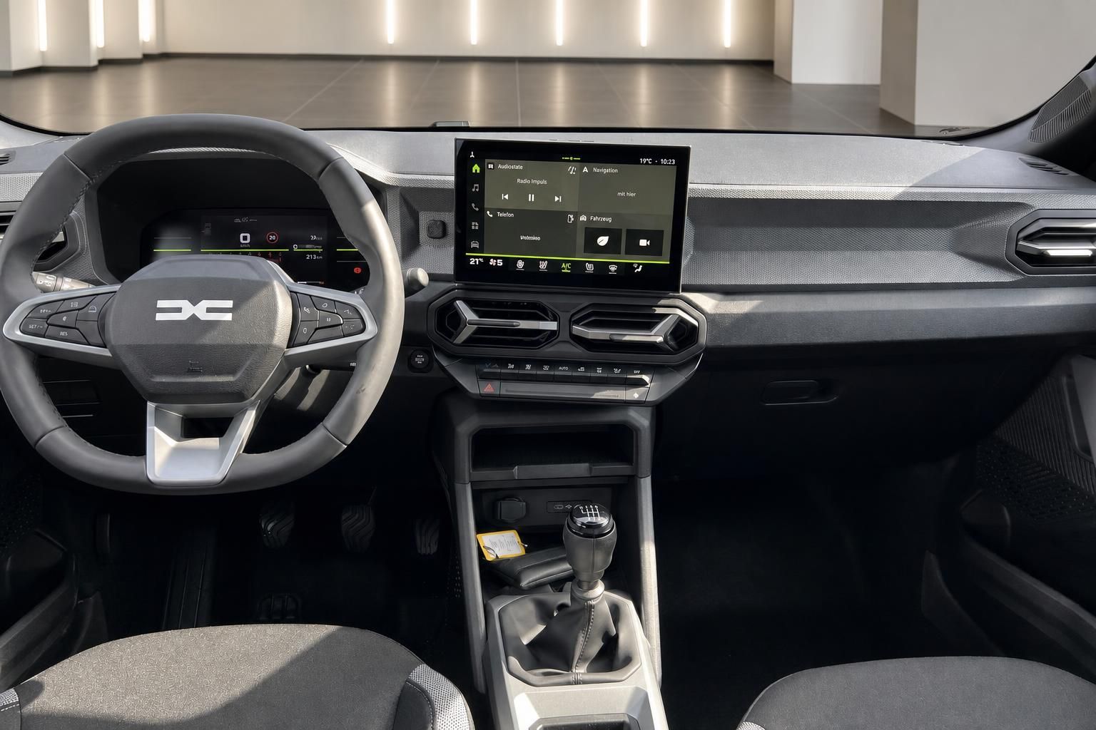 Dacia Duster Cockpit mit Lenkrad und Infotainment-Display
