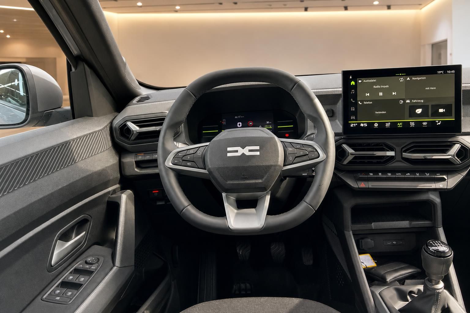 Cockpit mit Lenkrad, Digitaltacho und Infotainment-Touchscreen im Fahrzeug