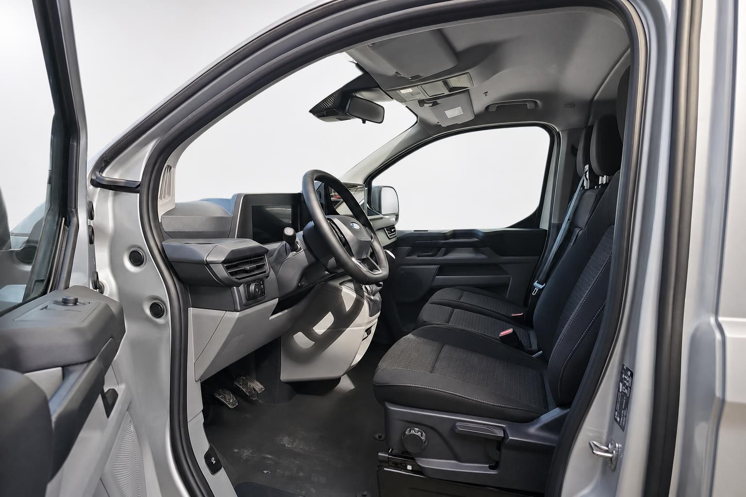 Ford Transit Custom Fahrersitz und Cockpit durch offene Tuer