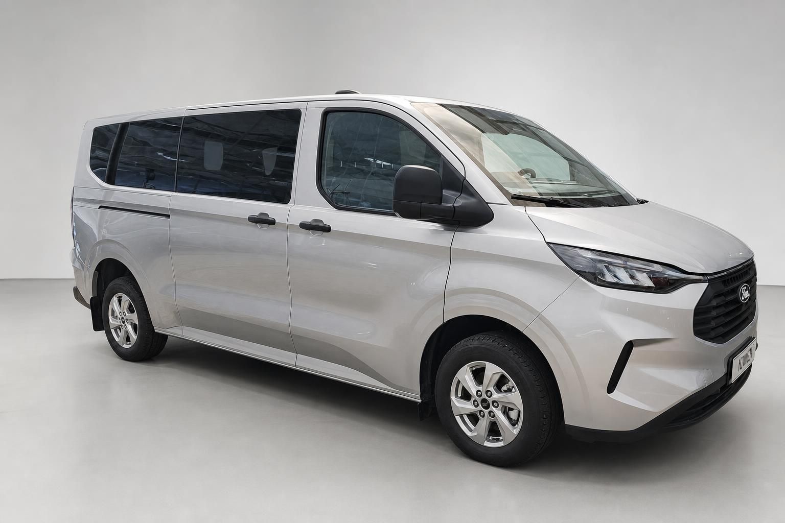 Ford Transit Custom Kombi silber, Frontansicht schräg im Studio