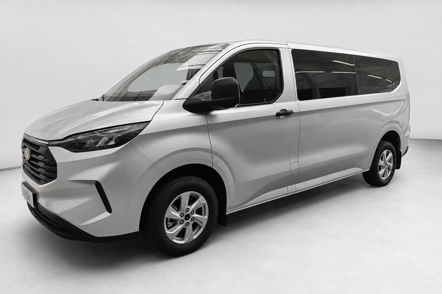 Ford Transit Custom Kombi silber, Frontansicht schräg seitlich