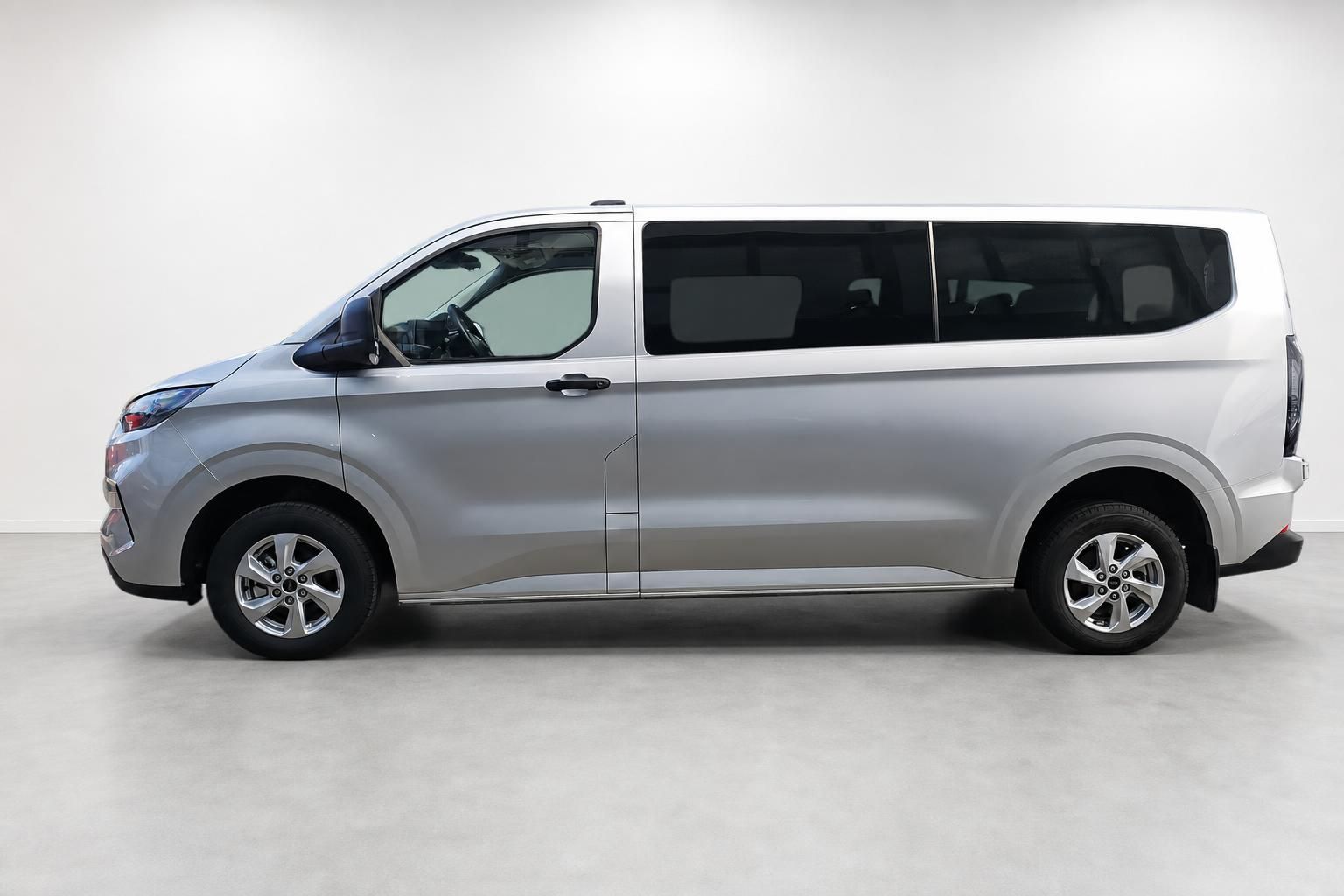 Ford Transit Custom Kombi silber, Seitenansicht im Fotostudio