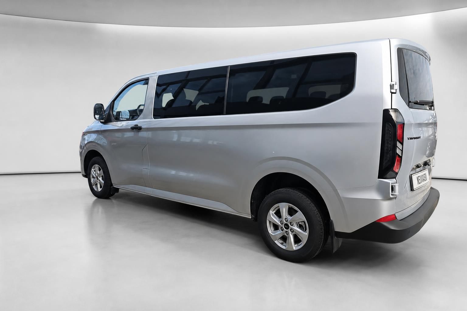 Ford Transit Custom Kombi silber, Heckansicht schräg von hinten