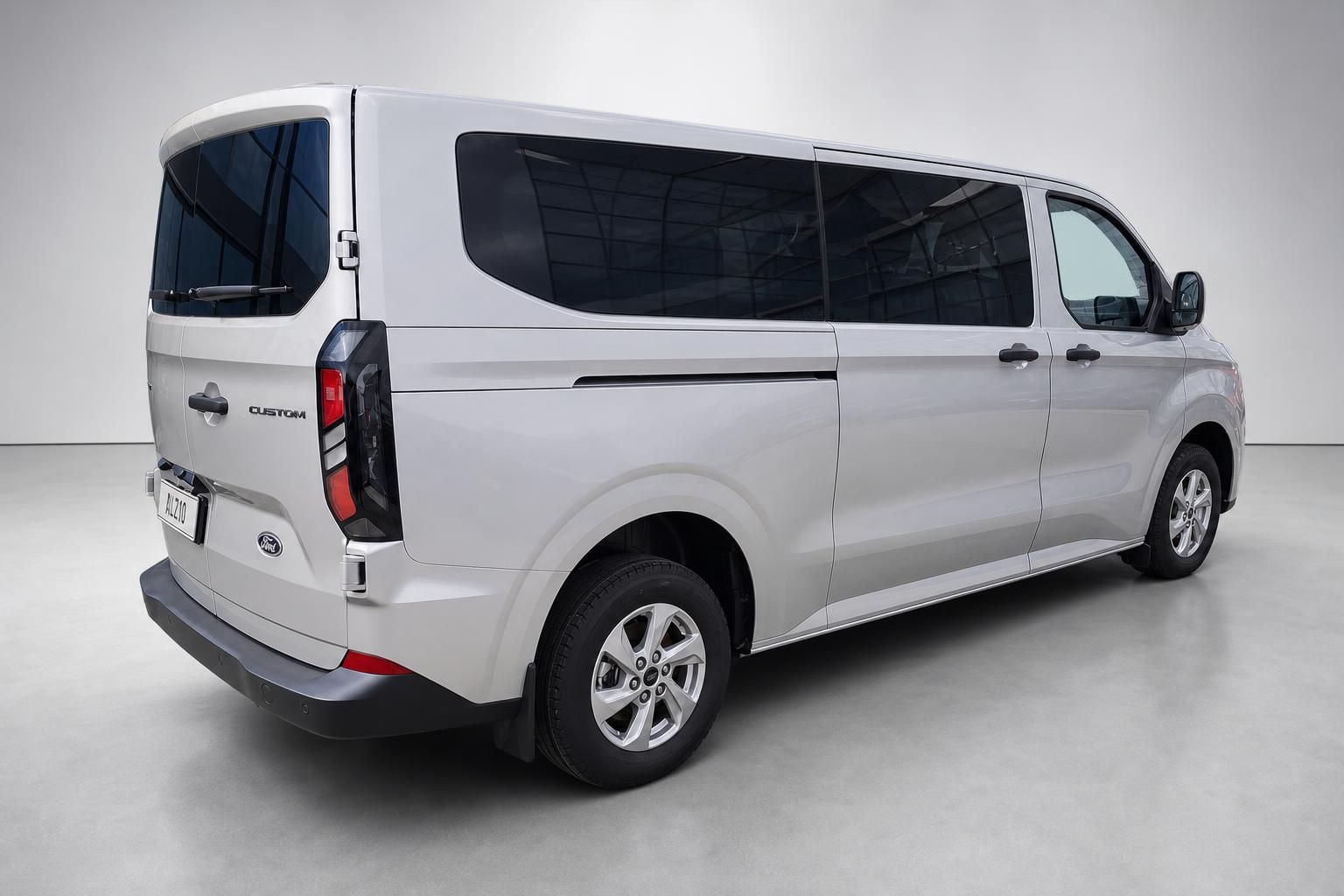 Ford Transit Custom Heck-Seitenansicht in Silber im Studio